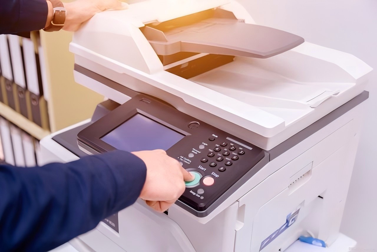 《90万家门店的突围战：解码中国广告图文行业数字化转型密码》 ——从夫妻店困局到云连锁革命，看30平米小店如何借力智能系统接百万订单